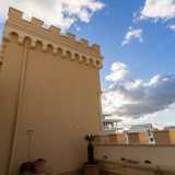 Prima di lasciare l�edificio saliamo sulla terrazza. E da qui, proprio a ridosso dell�iconico torrino e guardando oltre le possenti merlature perimetrali...